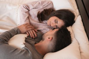 A Ciência do Solo a Dois: Como Escolher um Colchão Que Salve Suas Noites